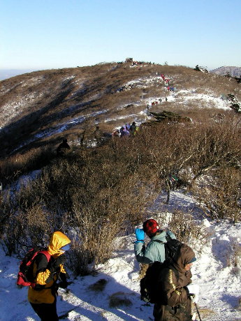 『삼국사기』 등에 의하면 신라가 태백산을 삼신오악 중의 하나인 북악으로 여겨 제사를 받들었다고 한다. 사진은 그러한 제사를 지냈을 것으로 추정되는 천제단 중 하나인 장군단이다. 